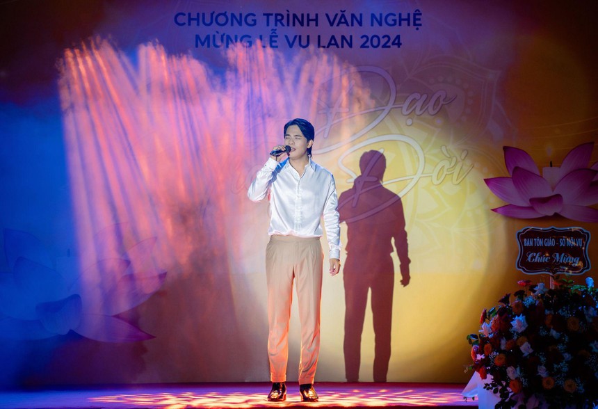 Hồ Quỳnh Hương, Phạm Phương Thảo… biểu diễn trong chương trình nghệ thuật mừng Lễ Vu lan - Ảnh 3. Hồ Quỳnh Hương, Phạm Phương Thảo… biểu diễn trong chương trình nghệ thuật mừng Lễ Vu lan - Ảnh 3.