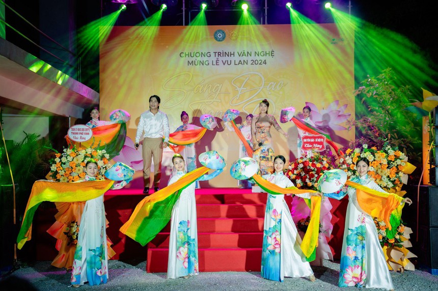 Hồ Quỳnh Hương, Phạm Phương Thảo… biểu diễn trong chương trình nghệ thuật mừng Lễ Vu lan - Ảnh 4. Hồ Quỳnh Hương, Phạm Phương Thảo… biểu diễn trong chương trình nghệ thuật mừng Lễ Vu lan - Ảnh 4.