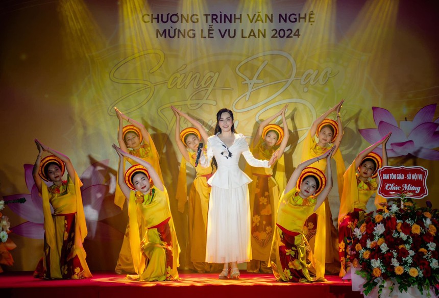 Hồ Quỳnh Hương, Phạm Phương Thảo… biểu diễn trong chương trình nghệ thuật mừng Lễ Vu lan - Ảnh 7. Hồ Quỳnh Hương, Phạm Phương Thảo… biểu diễn trong chương trình nghệ thuật mừng Lễ Vu lan - Ảnh 7.