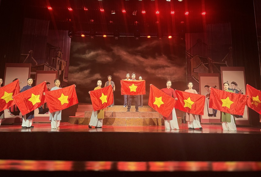 Nhà hát Chèo Hà Nội dàn dựng vở diễn mới chào mừng ngày Giải phóng Thủ đô - Ảnh 3. Nhà hát Chèo Hà Nội dàn dựng vở diễn mới chào mừng ngày Giải phóng Thủ đô - Ảnh 3.