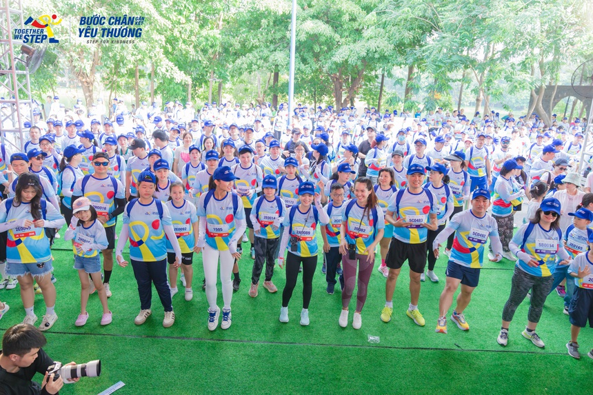 Chiến dịch "Bước chân gắn kết yêu thương" hướng tới trẻ đường phố và học sinh hoàn cảnh khó khăn - Ảnh 1.