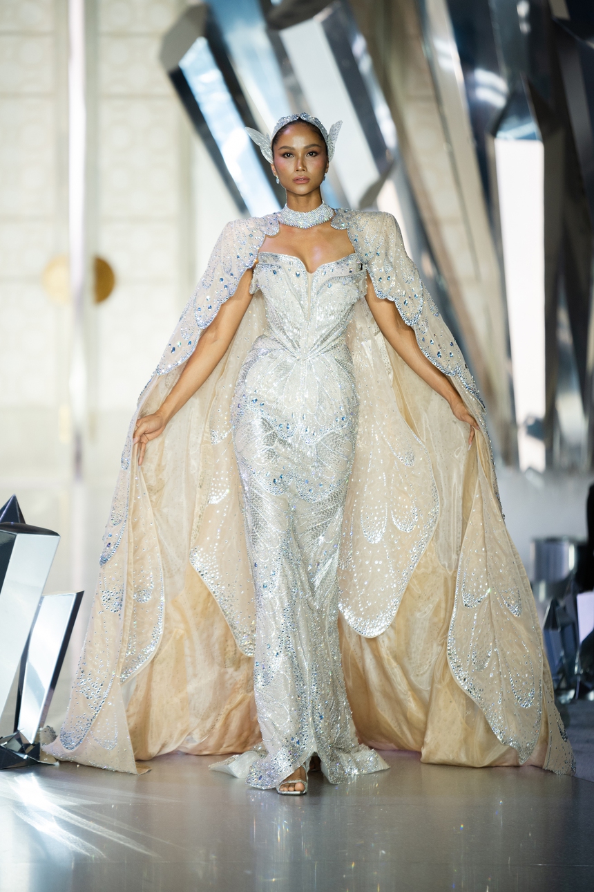 "I Dreamed A Dream" - cuộc chơi thời trang độc đáo của Chung Thanh Phong - Ảnh 3.