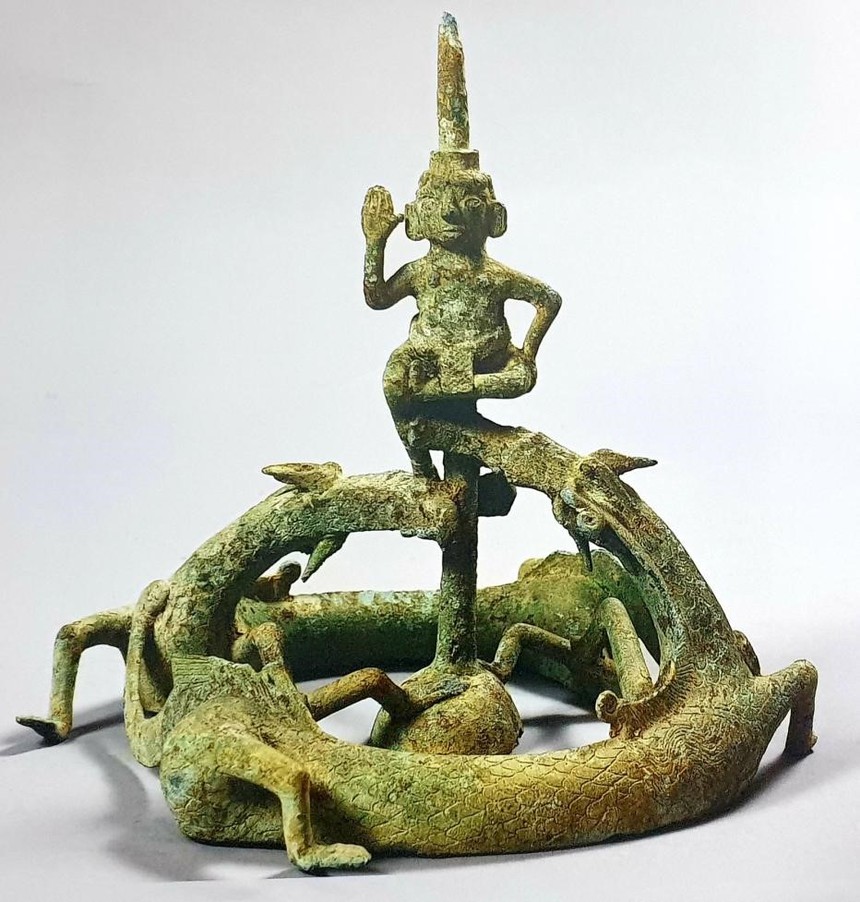 "Tạo sáng" Đông Sơn (kỳ 6): Khi thần đèn "ngự" trên đôi rồng - Ảnh 1. "Tạo sáng" Đông Sơn (kỳ 6): Khi thần đèn "ngự" trên đôi rồng - Ảnh 1.