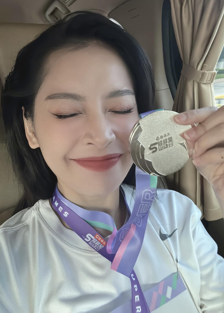 Chi Pu khoe 'thần thái' cực đỉnh khi thi bắn cung ở Trung Quốc, giành HCB với số điểm gần tuyệt đối - Ảnh 6. Chi Pu khoe 'thần thái' cực đỉnh khi thi bắn cung ở Trung Quốc, giành HCB với số điểm gần tuyệt đối - Ảnh 6.