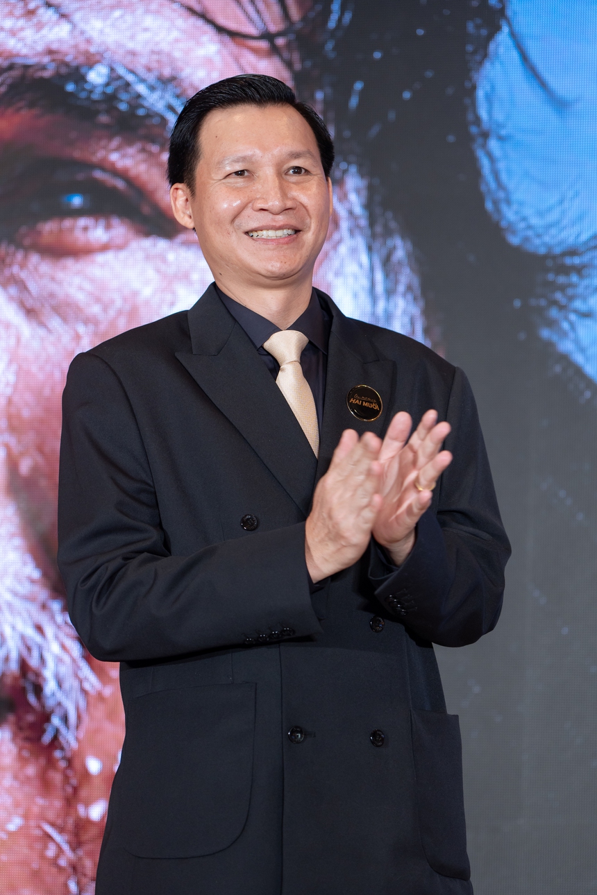 Vợ cùng 2 con gái rạng rỡ đến ủng hộ MC Quyền Linh với "Hai muối" - Ảnh 6.