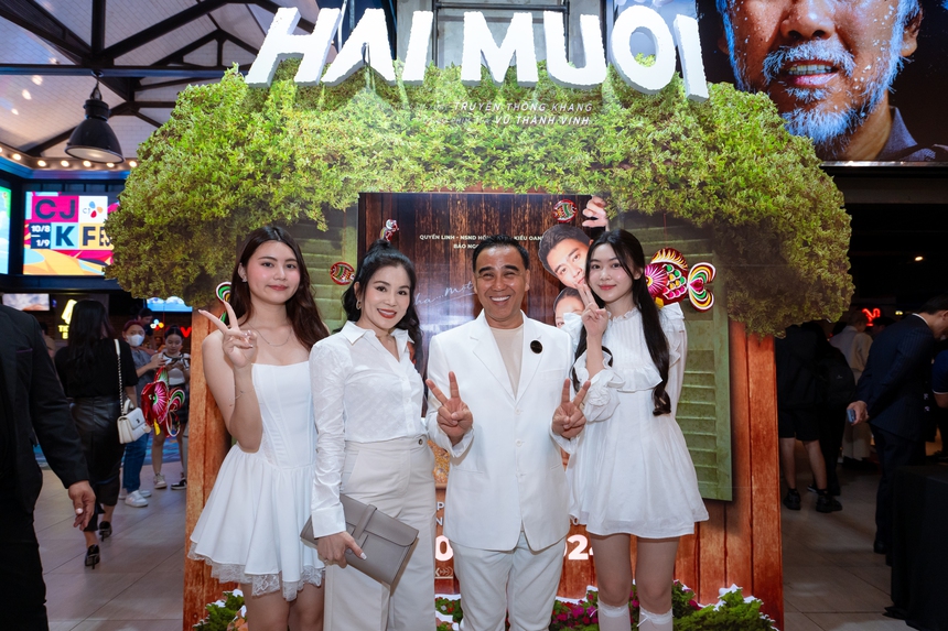 Vợ cùng 2 con gái rạng rỡ đến ủng hộ MC Quyền Linh với "Hai muối" - Ảnh 2.