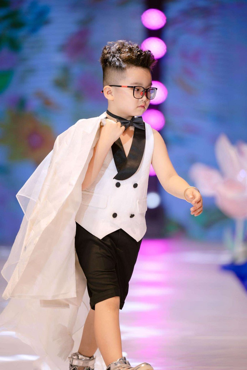 Mẫu nhí 6 tuổi Nguyễn Tấn Hoàng "biến hóa" trên sàn diễn thời trang - Ảnh 2.