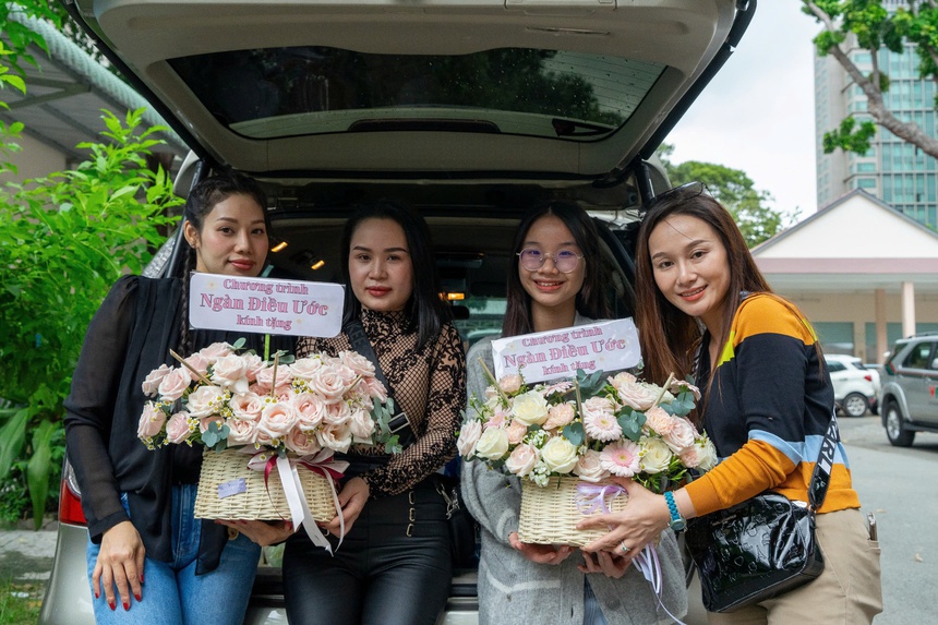 Ca sĩ Thu Phượng và con gái tặng quà cho bệnh nhi ung thư - Ảnh 1. Ca sĩ Thu Phượng và con gái tặng quà cho bệnh nhi ung thư - Ảnh 1.