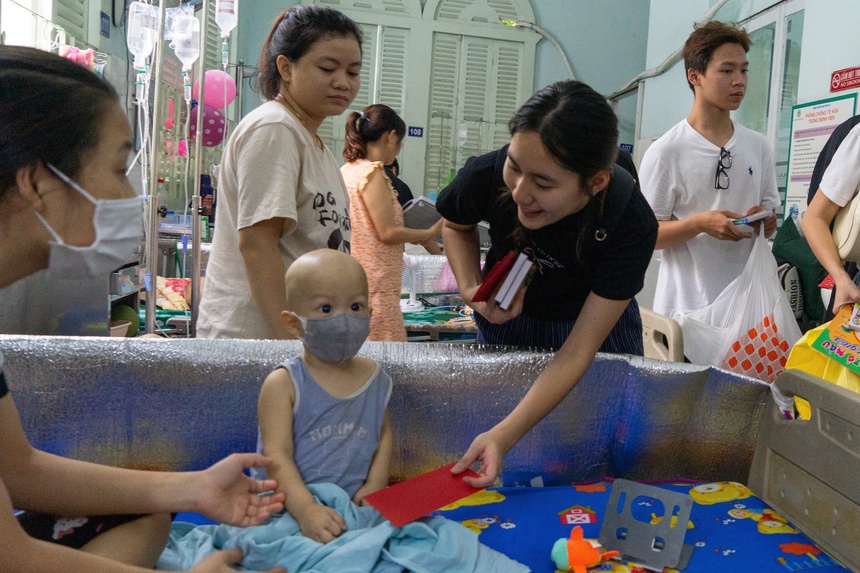 Ca sĩ Thu Phượng và con gái tặng quà cho bệnh nhi ung thư - Ảnh 3. Ca sĩ Thu Phượng và con gái tặng quà cho bệnh nhi ung thư - Ảnh 3.
