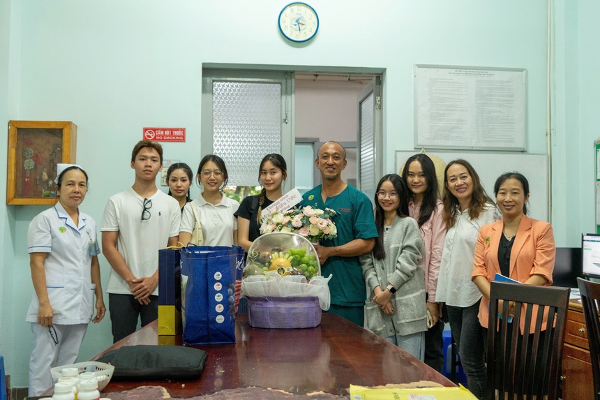 Ca sĩ Thu Phượng và con gái tặng quà cho bệnh nhi ung thư - Ảnh 2. Ca sĩ Thu Phượng và con gái tặng quà cho bệnh nhi ung thư - Ảnh 2.