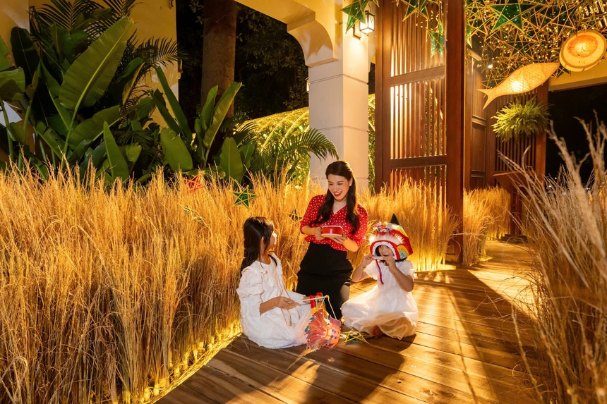 "Thu vàng trong vườn phố": Cánh đồng lúa chín đặc biệt ở giữa Hà Nội mùa Trung thu - Ảnh 8.