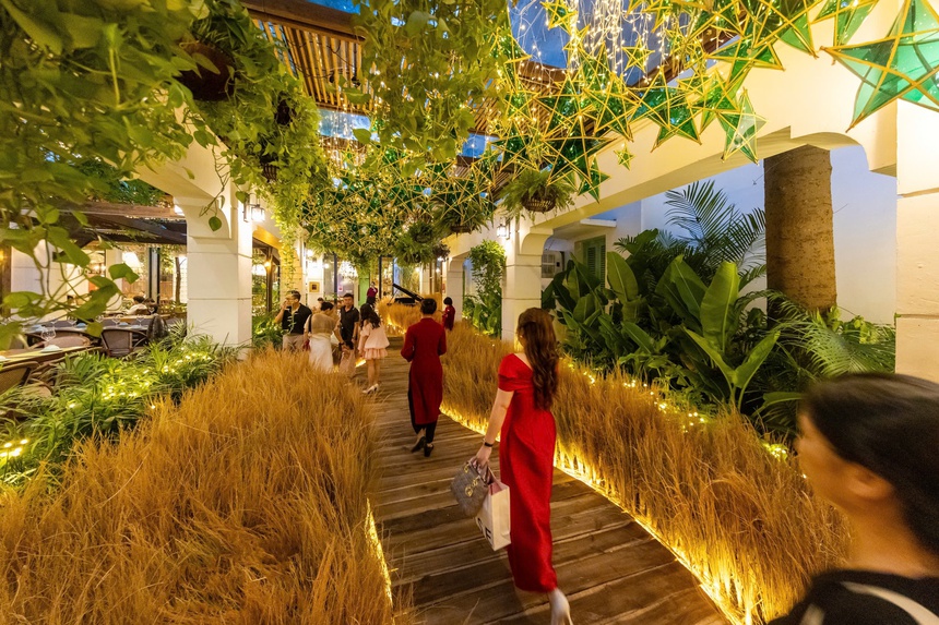 "Thu vàng trong vườn phố": Cánh đồng lúa chín đặc biệt ở giữa Hà Nội mùa Trung thu - Ảnh 5.