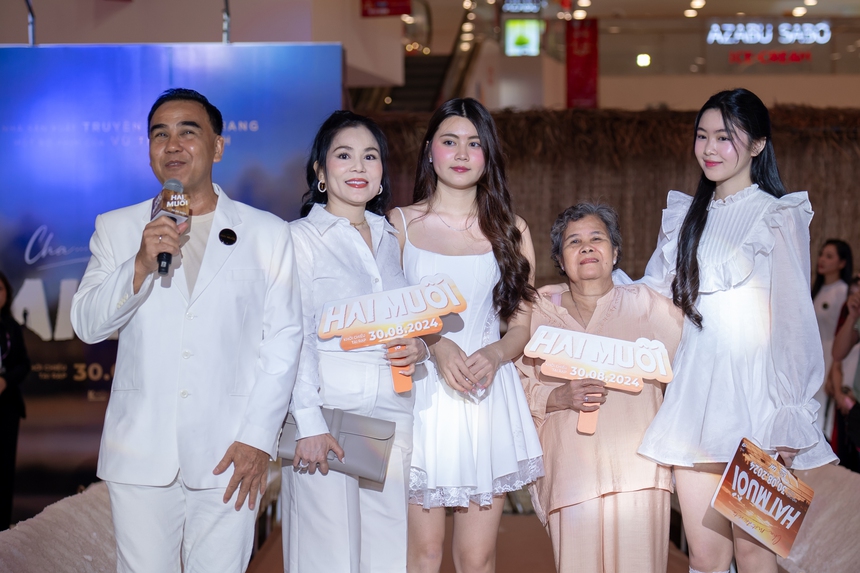 Vợ cùng 2 con gái rạng rỡ đến ủng hộ MC Quyền Linh với "Hai muối" - Ảnh 1.