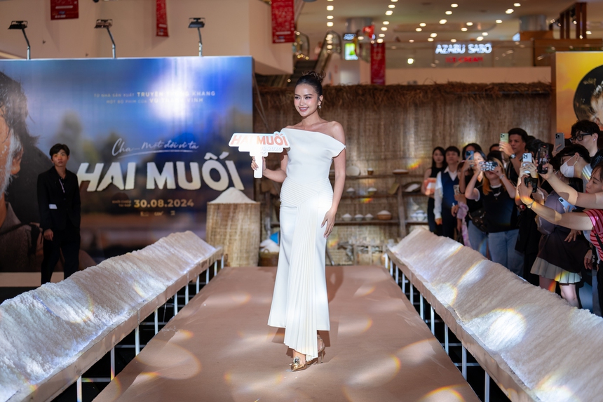 Vợ cùng 2 con gái rạng rỡ đến ủng hộ MC Quyền Linh với "Hai muối" - Ảnh 4.