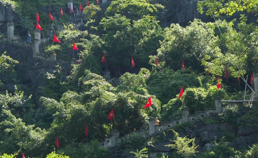 Ninh Bình rực rỡ cờ hoa chào mừng Quốc khánh 2/9 - Ảnh 6. Ninh Bình rực rỡ cờ hoa chào mừng Quốc khánh 2/9 - Ảnh 6.