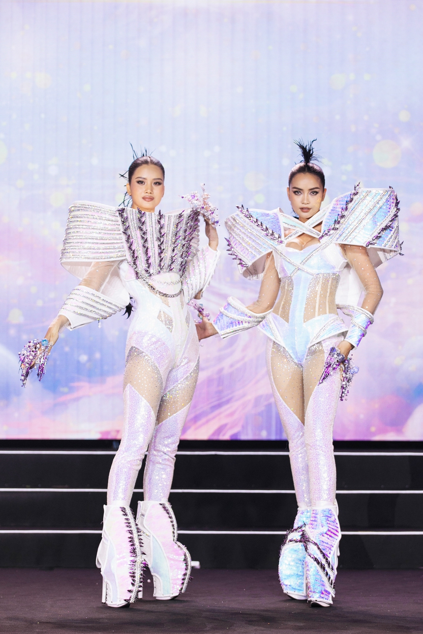 Ngọc Châu - Hương Ly diện trang phục khủng, catwalk với giày cao 30cm - Ảnh 2.