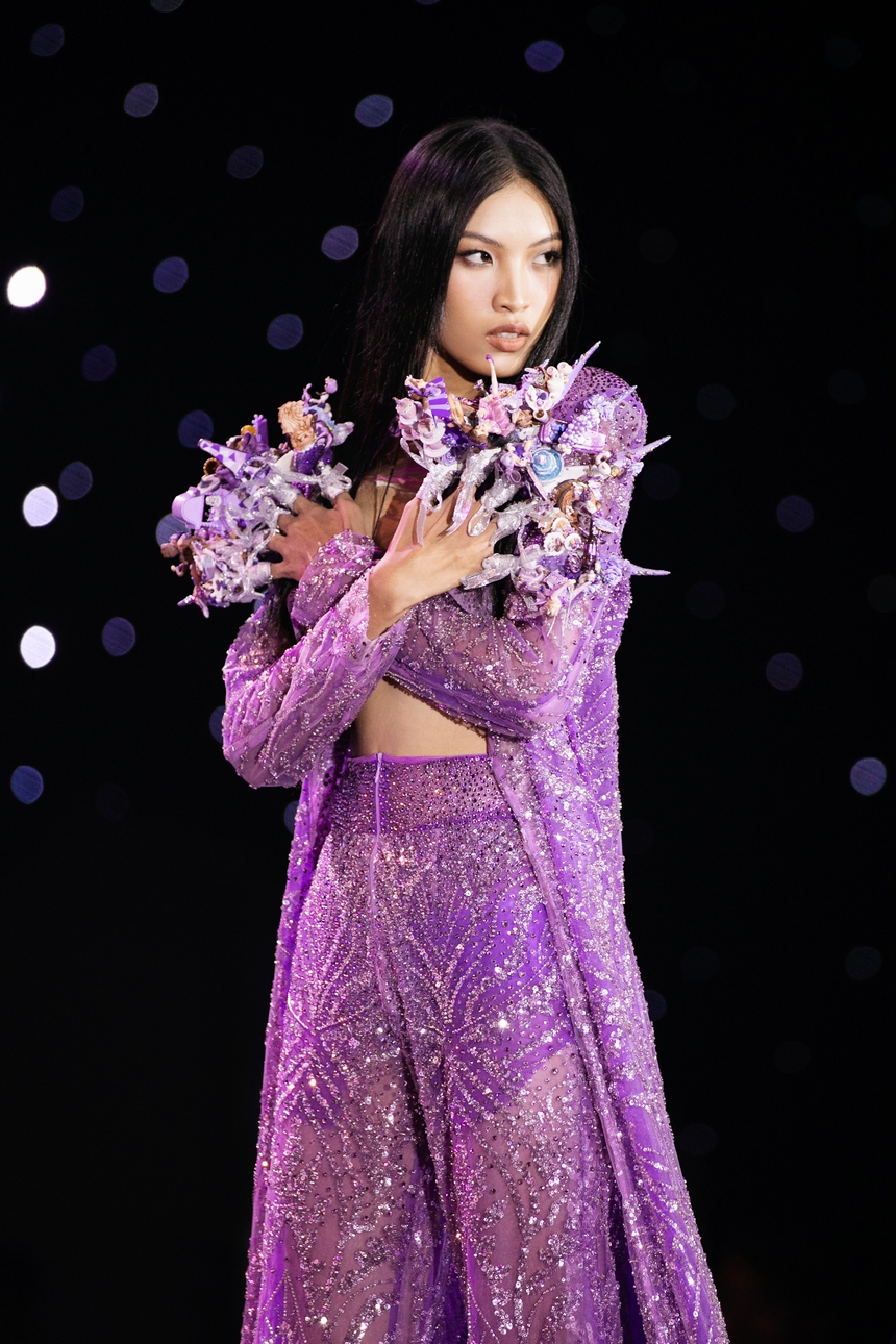 Ngọc Châu - Hương Ly diện trang phục khủng, catwalk với giày cao 30cm - Ảnh 4.