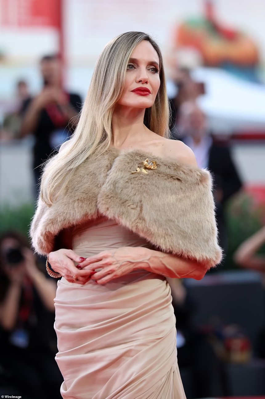 (Bài đăng ngày 2/9) Angelina Jolie tỏa sáng tại LHP Venice, "bay" vào cuộc đua Oscar với "Maria" - Ảnh 3. (Bài đăng ngày 2/9) Angelina Jolie tỏa sáng tại LHP Venice, "bay" vào cuộc đua Oscar với "Maria" - Ảnh 3.