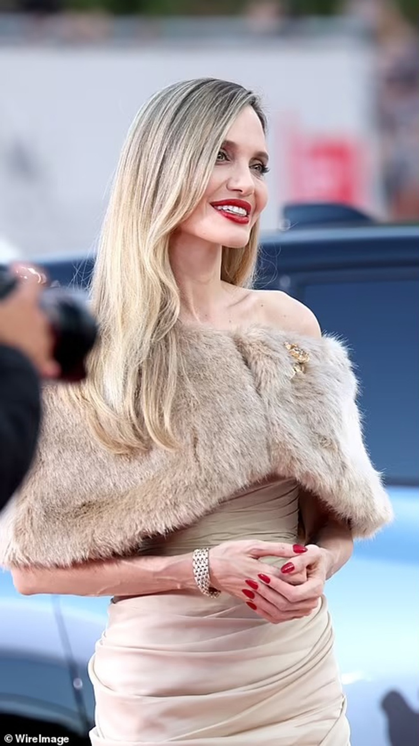 (Bài đăng ngày 2/9) Angelina Jolie tỏa sáng tại LHP Venice, "bay" vào cuộc đua Oscar với "Maria" - Ảnh 7. (Bài đăng ngày 2/9) Angelina Jolie tỏa sáng tại LHP Venice, "bay" vào cuộc đua Oscar với "Maria" - Ảnh 7.