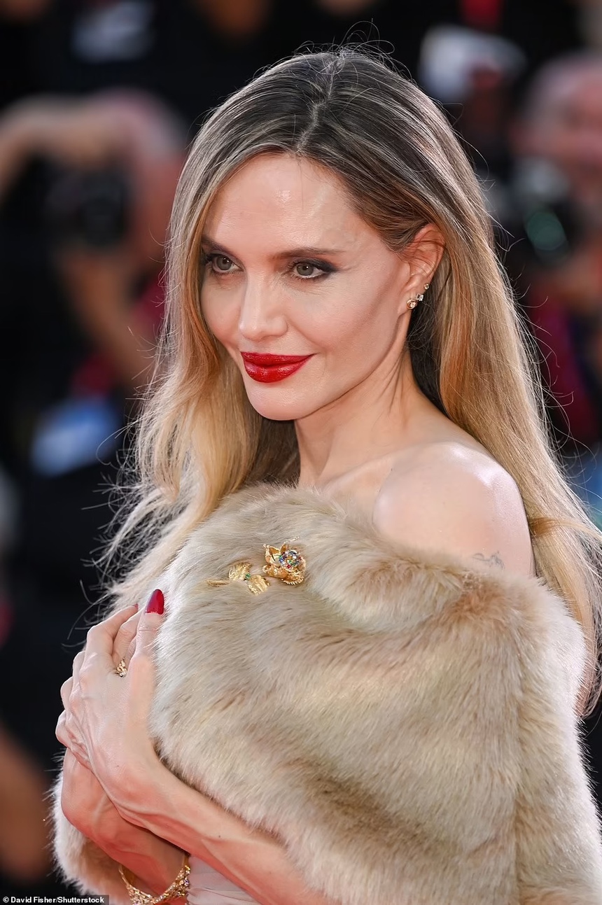 (Bài đăng ngày 2/9) Angelina Jolie tỏa sáng tại LHP Venice, "bay" vào cuộc đua Oscar với "Maria" - Ảnh 9. (Bài đăng ngày 2/9) Angelina Jolie tỏa sáng tại LHP Venice, "bay" vào cuộc đua Oscar với "Maria" - Ảnh 9.