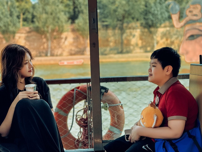 Người đẹp Bùi Thanh Hương tiết lộ ý nghĩa chuyến du lịch xuyên châu Âu cùng hai con - Ảnh 1. Người đẹp Bùi Thanh Hương tiết lộ ý nghĩa chuyến du lịch xuyên châu Âu cùng hai con - Ảnh 1.