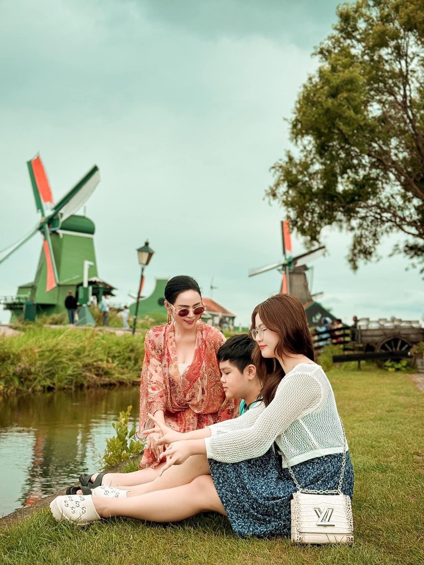 Người đẹp Bùi Thanh Hương tiết lộ ý nghĩa chuyến du lịch xuyên châu Âu cùng hai con - Ảnh 7. Người đẹp Bùi Thanh Hương tiết lộ ý nghĩa chuyến du lịch xuyên châu Âu cùng hai con - Ảnh 7.