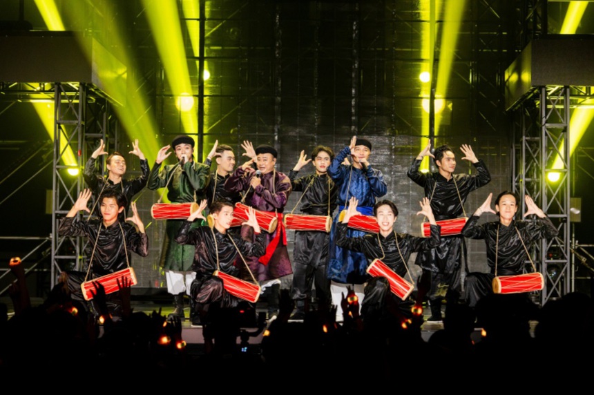 "Trống cơm" thổi bùng dân ca! - Ảnh 6.