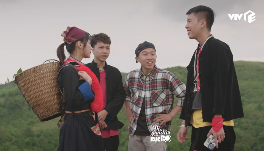 Bị bắt lỗi sai về trang phục, cảnh phim trong 'Đi giữa trời rực rỡ', đạo diễn nói gì? - Ảnh 4. Bị bắt lỗi sai về trang phục, cảnh phim trong 'Đi giữa trời rực rỡ', đạo diễn nói gì? - Ảnh 4.