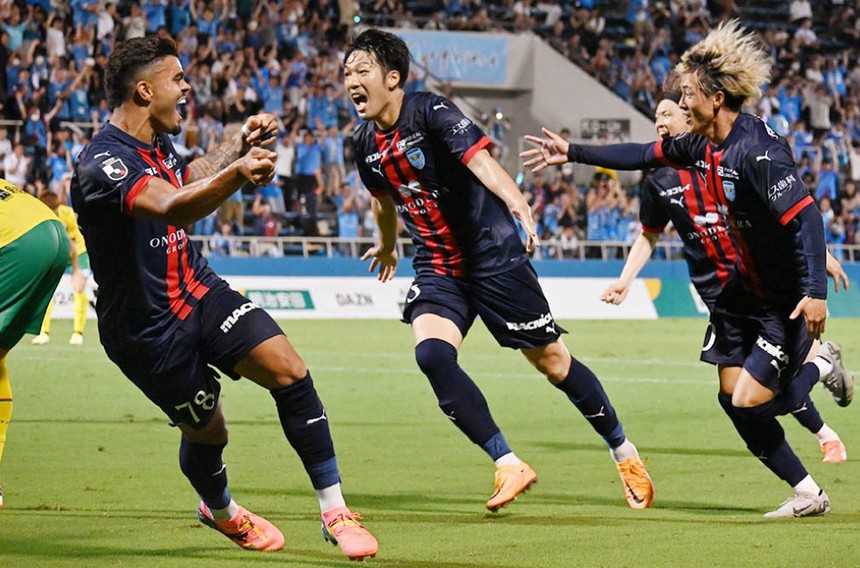 Đội bóng của Công Phượng ngược dòng thắng kịch tính với 2 bàn ở phút bù giờ, dẫn đầu BXH ở Nhật Bản - Ảnh 1. Đội bóng của Công Phượng ngược dòng thắng kịch tính với 2 bàn ở phút bù giờ, dẫn đầu BXH ở Nhật Bản - Ảnh 1.