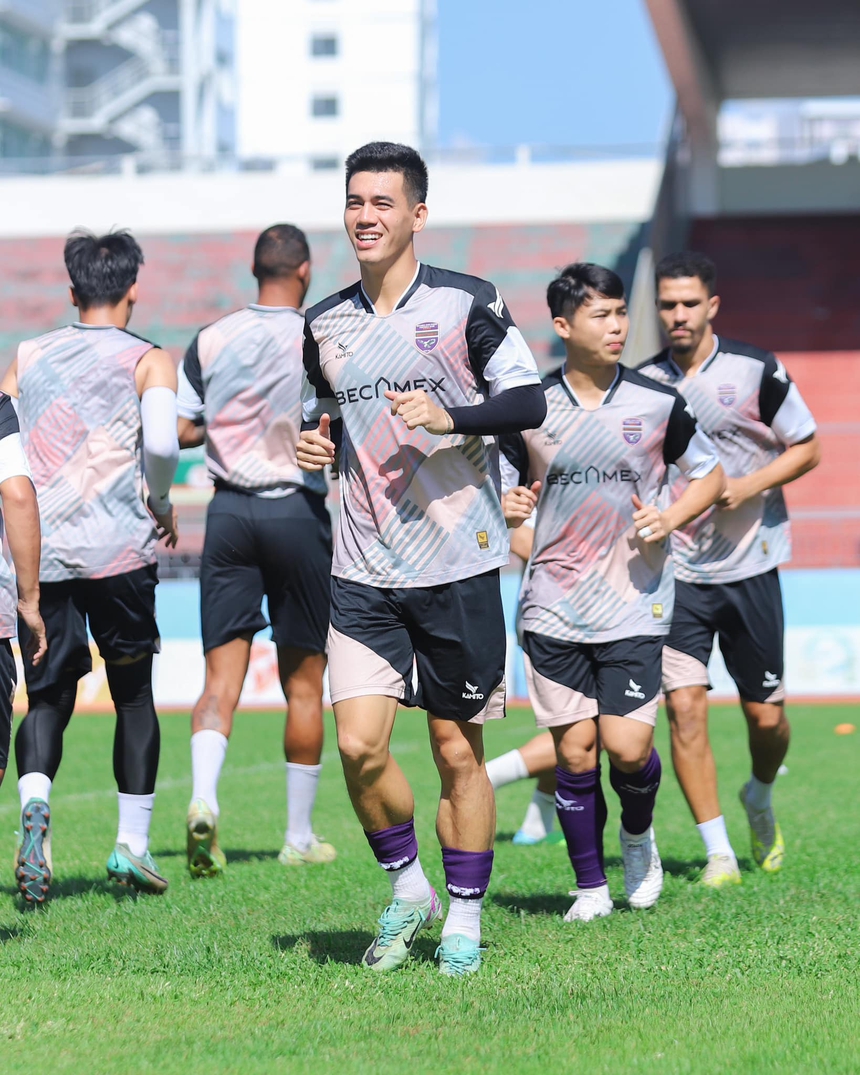 HLV Hoàng Anh Tuấn "giải toán khó" ở B.Bình Dương - Ảnh 1. HLV Hoàng Anh Tuấn "giải toán khó" ở B.Bình Dương - Ảnh 1.