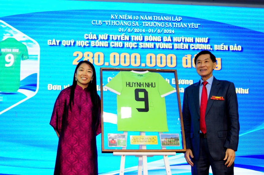 Huỳnh Như mặc áo dài duyên dáng, tặng áo đấu nhân dịp kỷ niệm 10 năm CLB 'Vì Hoàng Sa – Trường Sa thân yêu' - Ảnh 2. Huỳnh Như mặc áo dài duyên dáng, tặng áo đấu nhân dịp kỷ niệm 10 năm CLB 'Vì Hoàng Sa – Trường Sa thân yêu' - Ảnh 2.