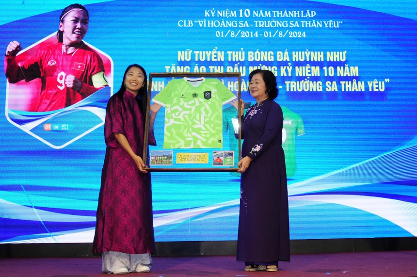 Huỳnh Như mặc áo dài duyên dáng, tặng áo đấu nhân dịp kỷ niệm 10 năm CLB 'Vì Hoàng Sa – Trường Sa thân yêu' - Ảnh 1. Huỳnh Như mặc áo dài duyên dáng, tặng áo đấu nhân dịp kỷ niệm 10 năm CLB 'Vì Hoàng Sa – Trường Sa thân yêu' - Ảnh 1.