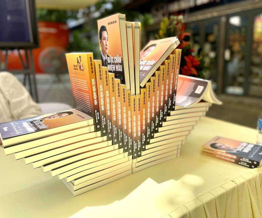 Tự truyện "Bước chân nhiệm màu": Hành trình đầy nghị lực đến thành công của Trần Văn Tiên - Ảnh 2.