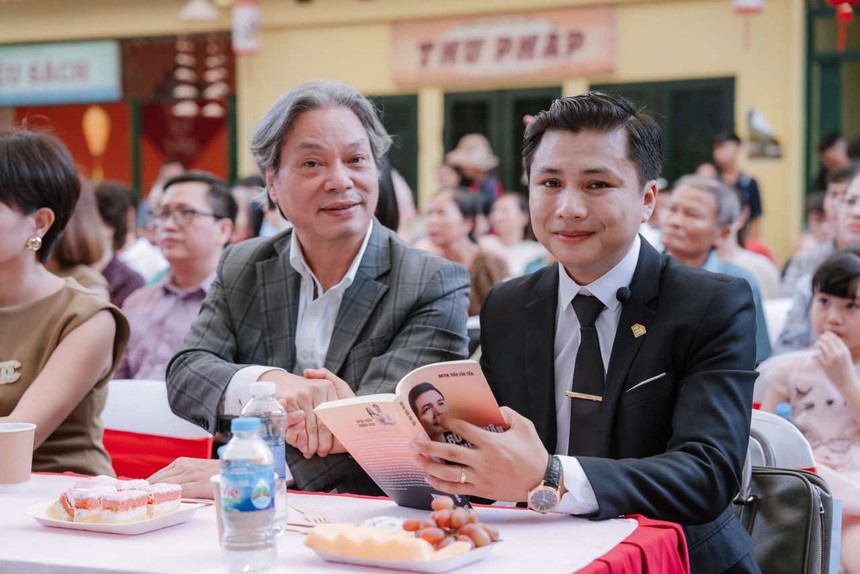 Tự truyện "Bước chân nhiệm màu": Hành trình đầy nghị lực đến thành công của Trần Văn Tiên - Ảnh 1.