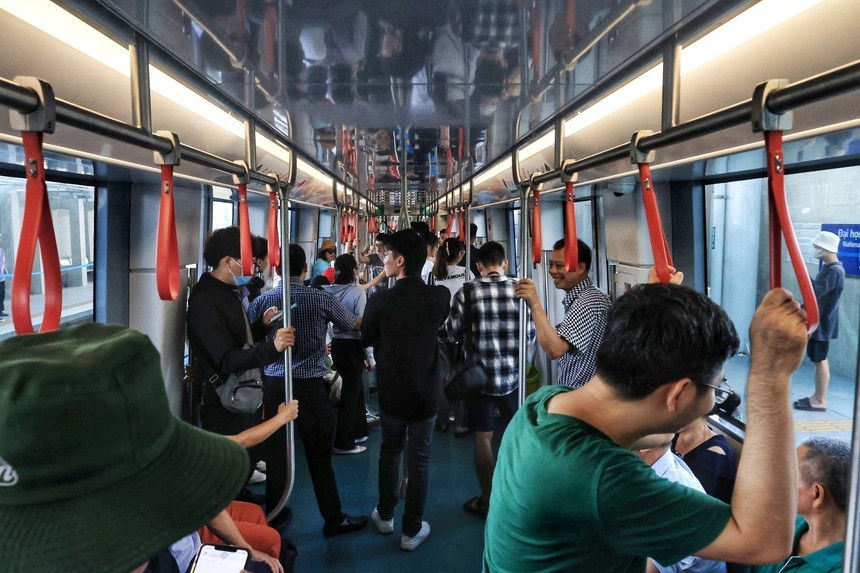 Người dân háo hức trải nghiệm tuyến metro Nhổn - Ga Hà Nội - Ảnh 3. Người dân háo hức trải nghiệm tuyến metro Nhổn - Ga Hà Nội - Ảnh 3.