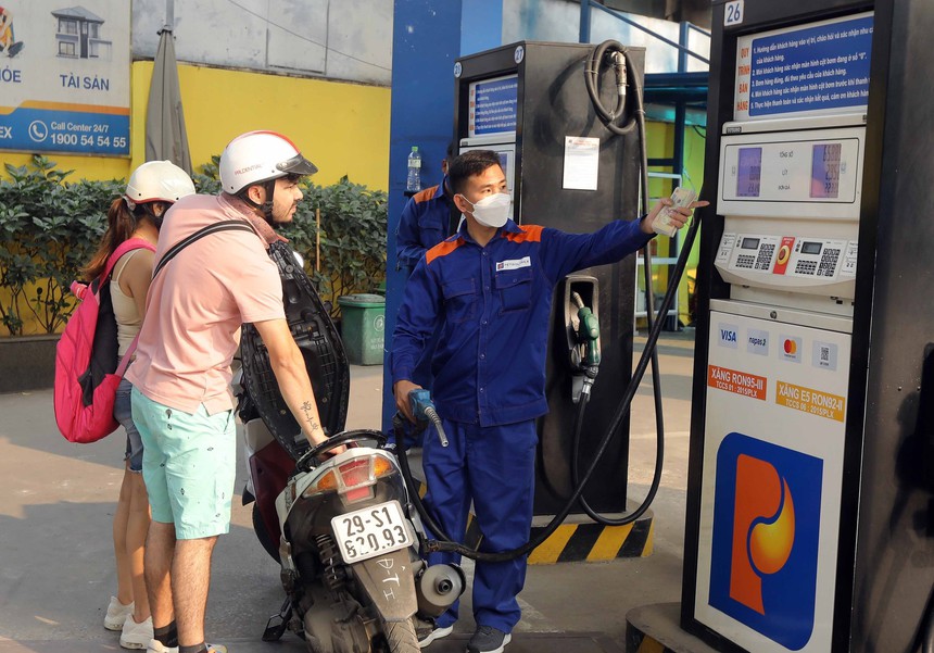 Giá xăng giảm tiếp hơn 900 đồng/lít từ 15h - Ảnh 1.