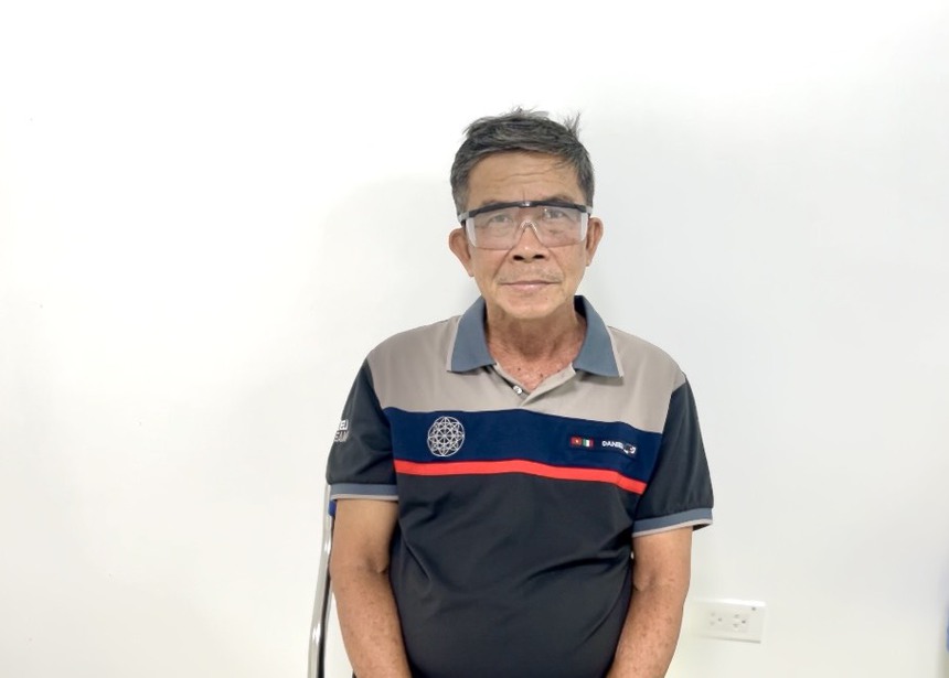 Chữa mắt cho một cựu cảnh sát dũng cảm - Ảnh 1.