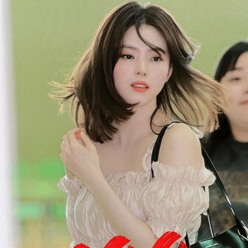 Vẻ đẹp hút hồn của mỹ nhân Han So Hee tại Olympic 2024 - Ảnh 6. Vẻ đẹp hút hồn của mỹ nhân Han So Hee tại Olympic 2024 - Ảnh 6.