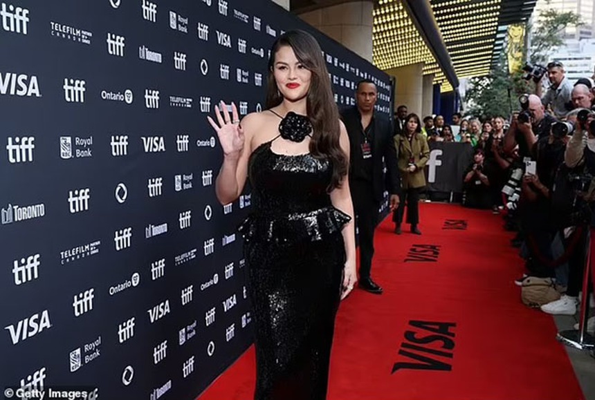 Selena Gomez tươi cười tại LHP Toronto sau khi tiết lộ cô không thể mang thai - Ảnh 2. Selena Gomez tươi cười tại LHP Toronto sau khi tiết lộ cô không thể mang thai - Ảnh 2.