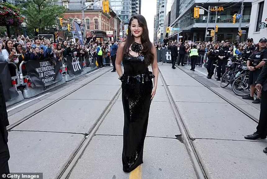 Selena Gomez tươi cười tại LHP Toronto sau khi tiết lộ cô không thể mang thai - Ảnh 6. Selena Gomez tươi cười tại LHP Toronto sau khi tiết lộ cô không thể mang thai - Ảnh 6.