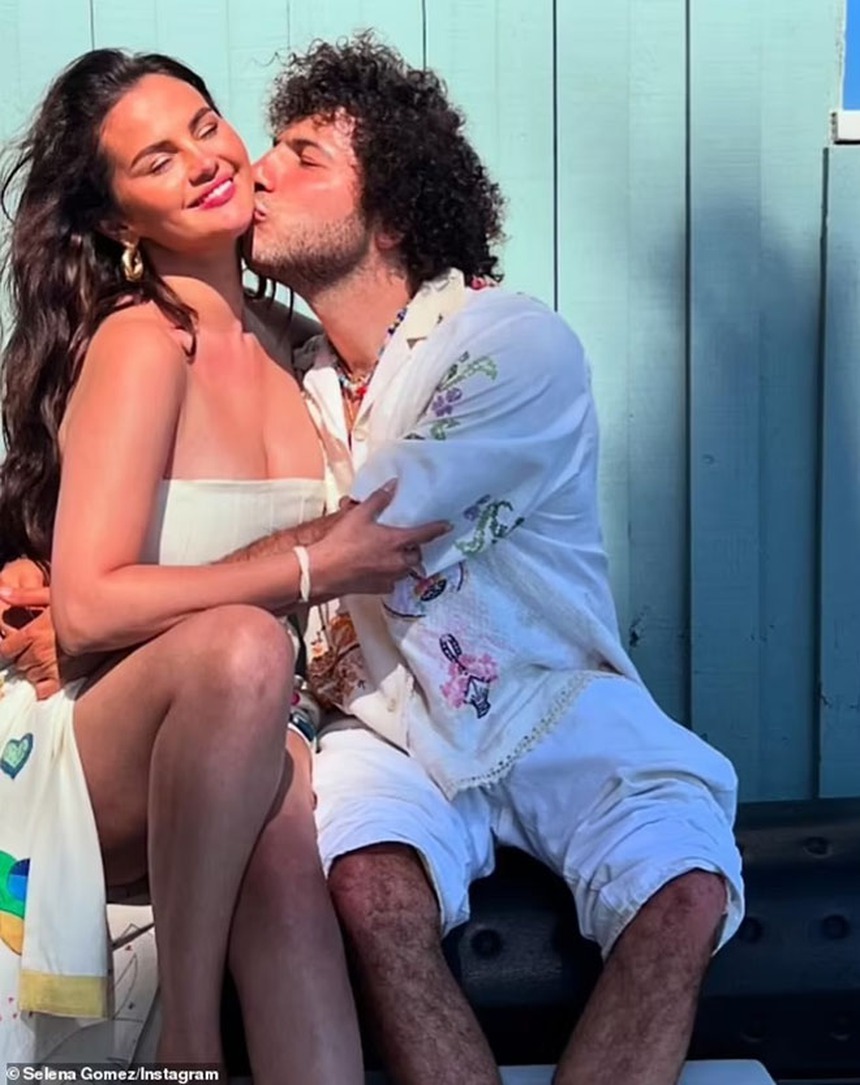 Selena Gomez tươi cười tại LHP Toronto sau khi tiết lộ cô không thể mang thai - Ảnh 7. Selena Gomez tươi cười tại LHP Toronto sau khi tiết lộ cô không thể mang thai - Ảnh 7.