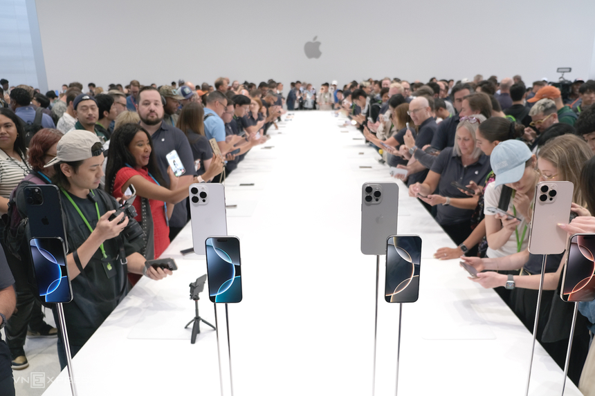 Apple giới thiệu 4 chiếc iPhone 16: Có màu vàng đồng cho phiên bản Pro và Pro Max - Ảnh 3. Apple giới thiệu 4 chiếc iPhone 16: Có màu vàng đồng cho phiên bản Pro và Pro Max - Ảnh 3.