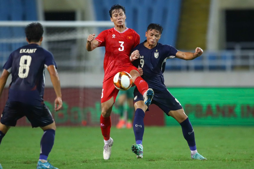 Tuyển Việt Nam (áo đỏ) thua ngược Thái Lan 1-2 ở Mỹ Đình. Ảnh: Hoàng Linh Tuyển Việt Nam (áo đỏ) thua ngược Thái Lan 1-2 ở Mỹ Đình. Ảnh: Hoàng Linh