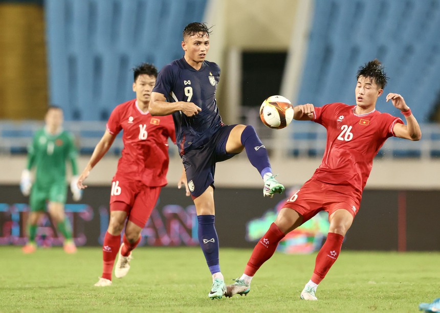 Tuyển Việt Nam (áo đỏ) thua ngược Thái Lan 1-2 ở Mỹ Đình. Ảnh: Hoàng Linh Tuyển Việt Nam (áo đỏ) thua ngược Thái Lan 1-2 ở Mỹ Đình. Ảnh: Hoàng Linh