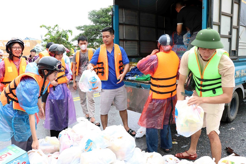 Thái Nguyên tích cực hỗ trợ người dân trong vùng tâm lũ - Ảnh 4. Thái Nguyên tích cực hỗ trợ người dân trong vùng tâm lũ - Ảnh 4.