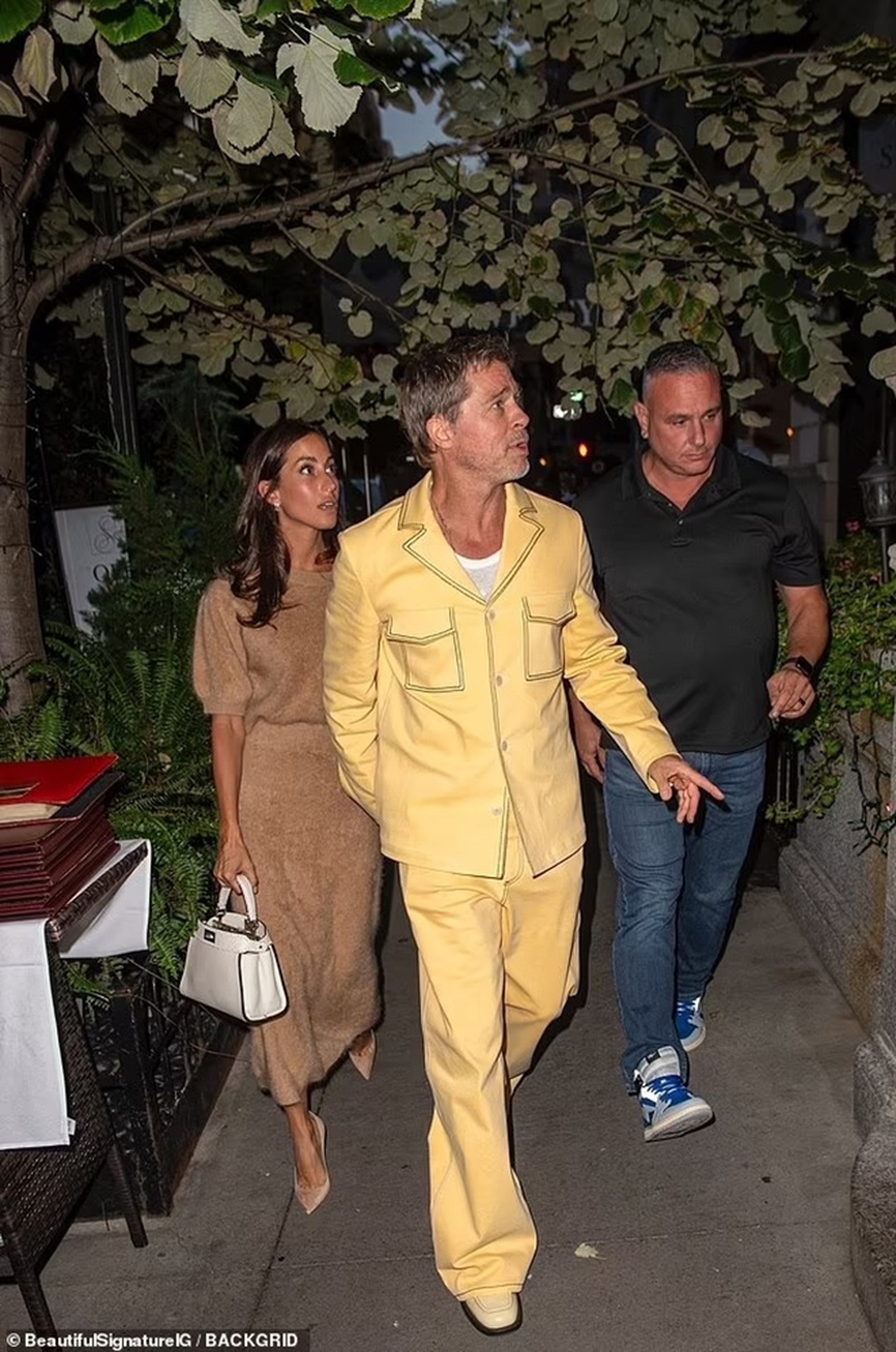 Brad Pitt thay đổi hẳn phong cách mỗi khi đi chơi với bạn gái sành điệu - Ảnh 11. Brad Pitt thay đổi hẳn phong cách mỗi khi đi chơi với bạn gái sành điệu - Ảnh 11.