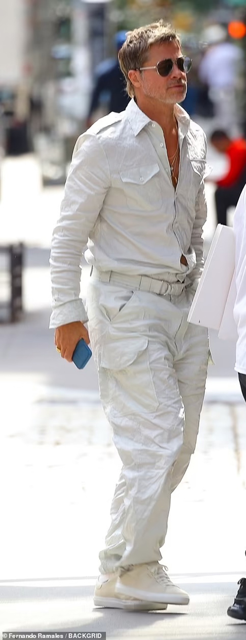 Brad Pitt thay đổi hẳn phong cách mỗi khi đi chơi với bạn gái sành điệu - Ảnh 12. Brad Pitt thay đổi hẳn phong cách mỗi khi đi chơi với bạn gái sành điệu - Ảnh 12.