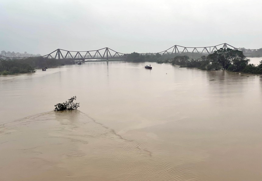  Lũ trên sông Hồng ở Hà Nội vượt báo động 2 - Ảnh 1.