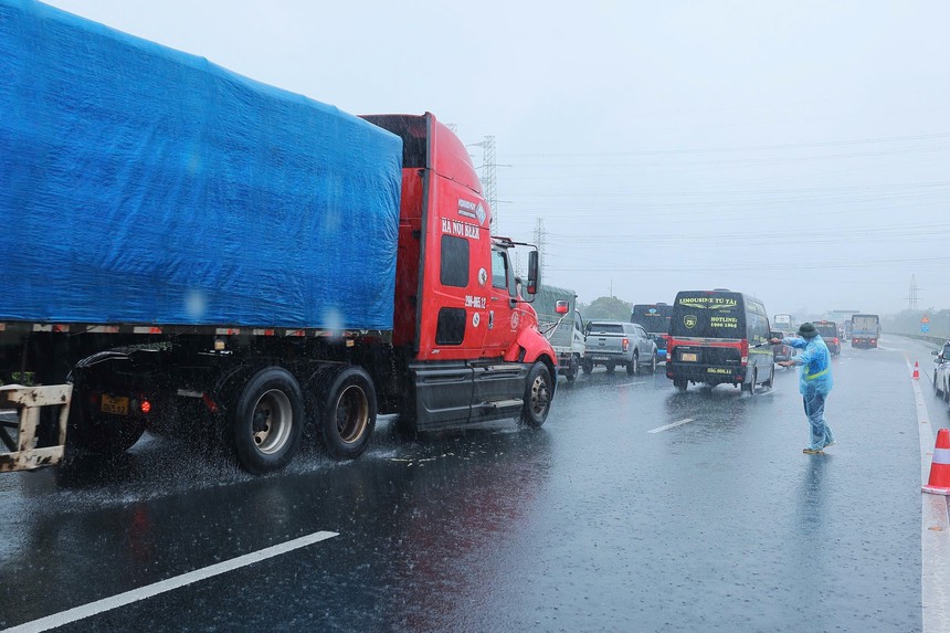 Ngập cả cây số trên tuyến cao tốc Pháp Vân - Cầu Giẽ - Ảnh 3.