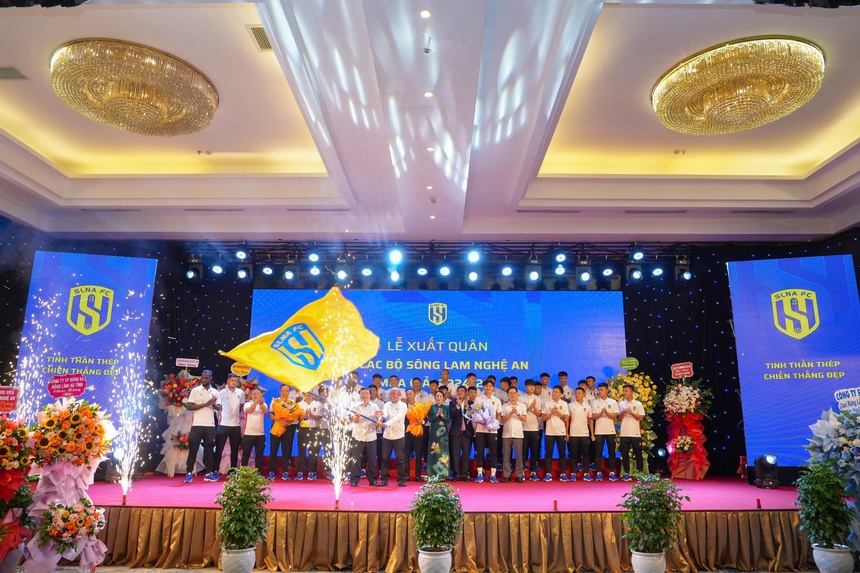 CLB SLNA chung tay ủng hộ người dân vùng bão lũ trong ngày xuất quân - Ảnh 3. CLB SLNA chung tay ủng hộ người dân vùng bão lũ trong ngày xuất quân - Ảnh 3.